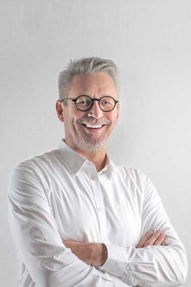 Mann im weißem Hemd Mann im weißem Hemd